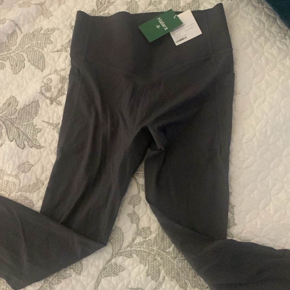 Halara leggings
Brand new still with tags and original packaging
Size large 7/8